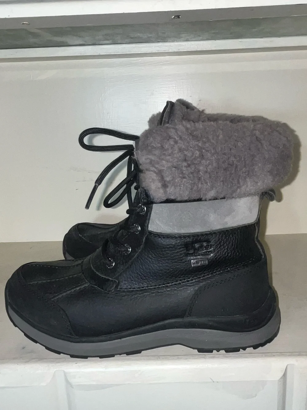 UGG Women’s Adirondack lll Waterproof Leather Winter Boots Size 8.5